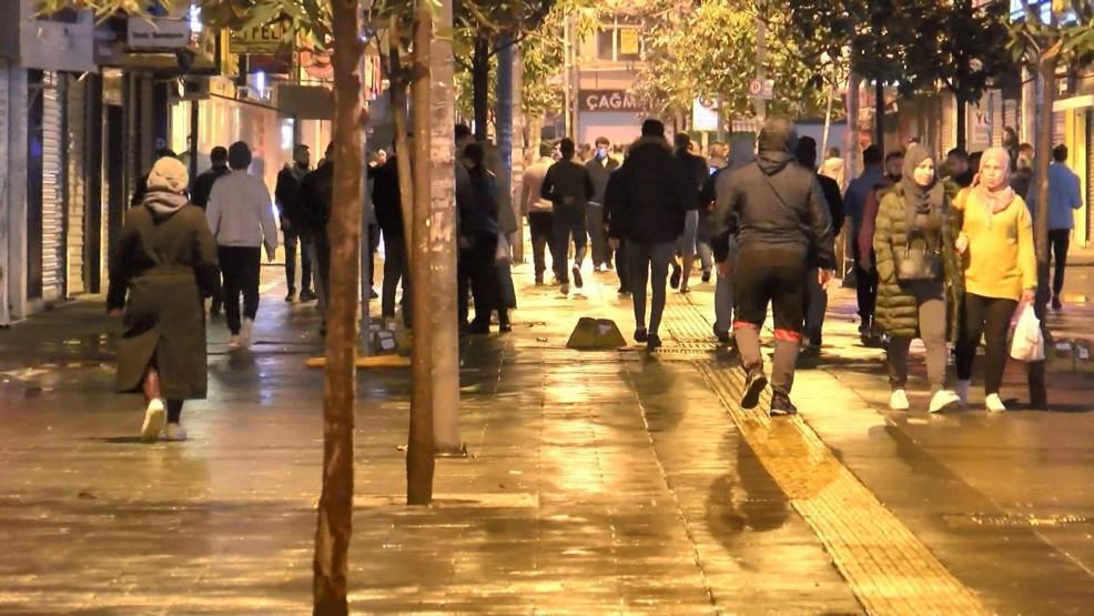 Kısıtlama kalktı, Şirinevler Meydanı tıklım tıklım doldu