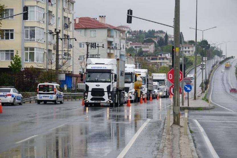 Yol çöktü, midibüs çukura saplandı