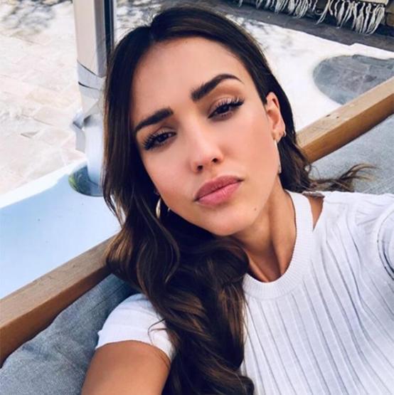 Jessica Alba, Yasemin Özilhanı takip etti