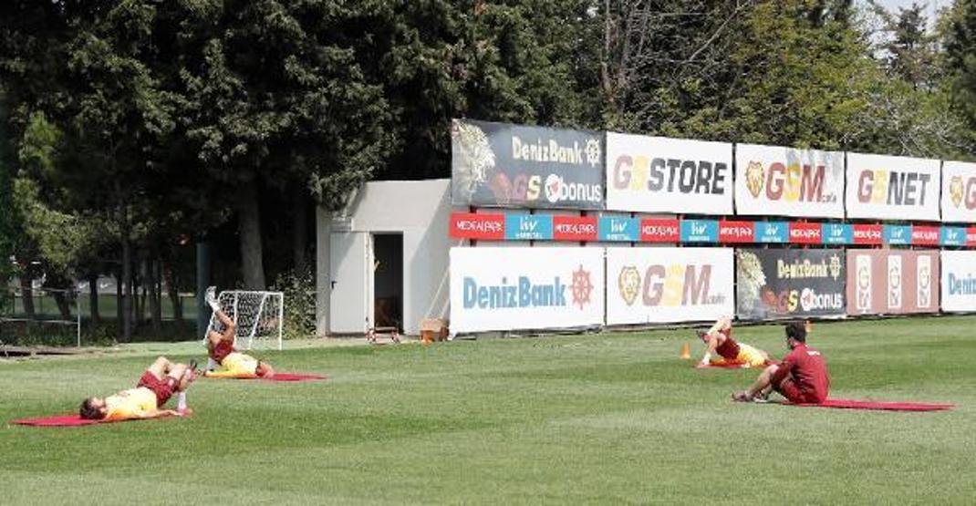 Galatasaraydan sosyal mesafeli antrenman
