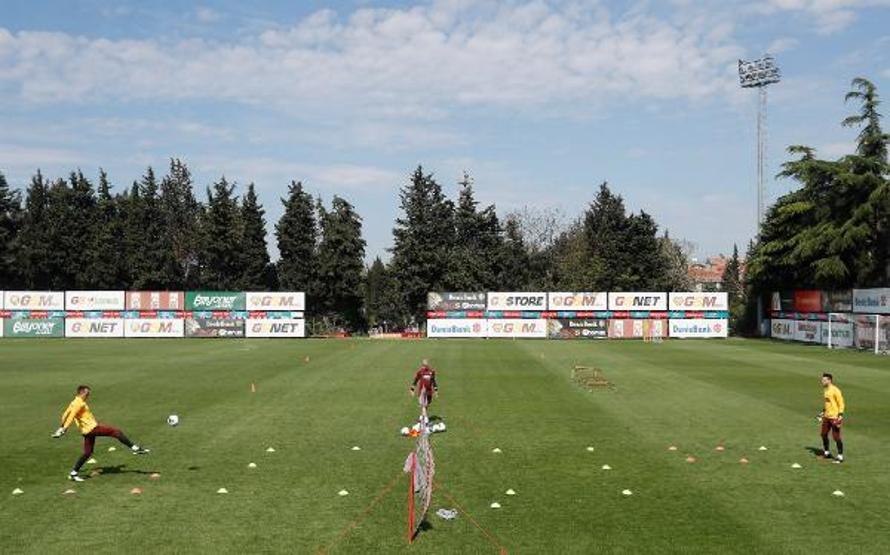 Galatasaraydan sosyal mesafeli antrenman