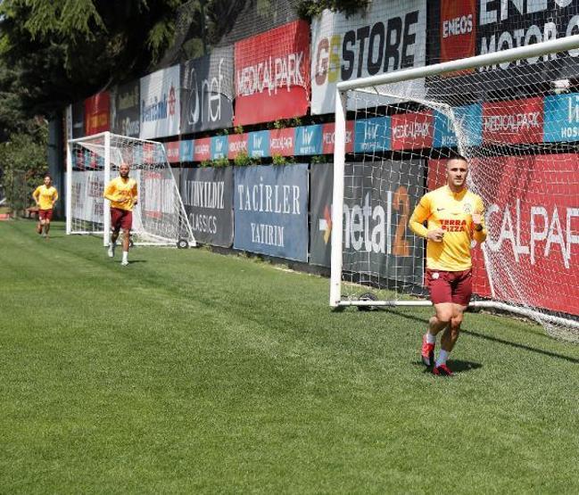 Galatasaraydan sosyal mesafeli antrenman