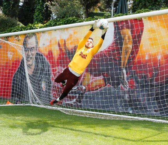 Galatasaraydan sosyal mesafeli antrenman