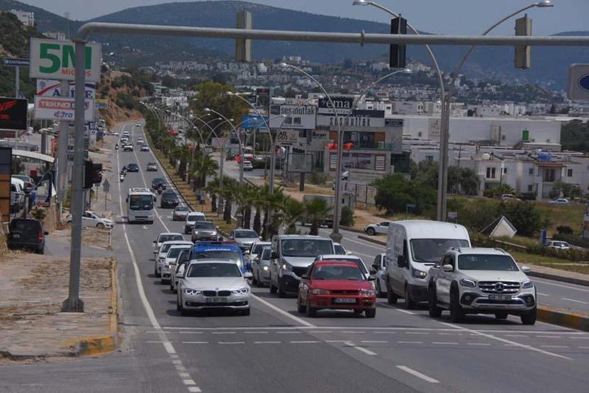 Tedirgin eden görüntü Kısıtlama kalktı, Bodruma binlerce araç giriş yaptı...