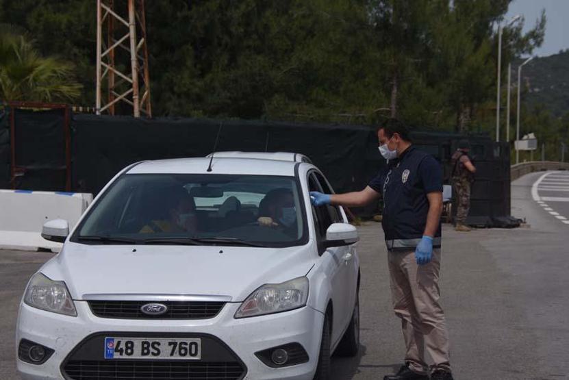 Tedirgin eden görüntü Kısıtlama kalktı, Bodruma binlerce araç giriş yaptı...
