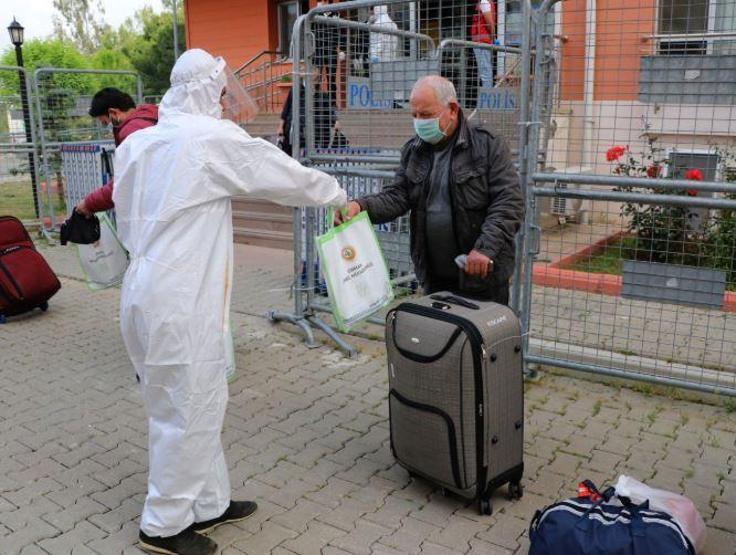 Karantinadan çıkan küçük Şura babasına koştu