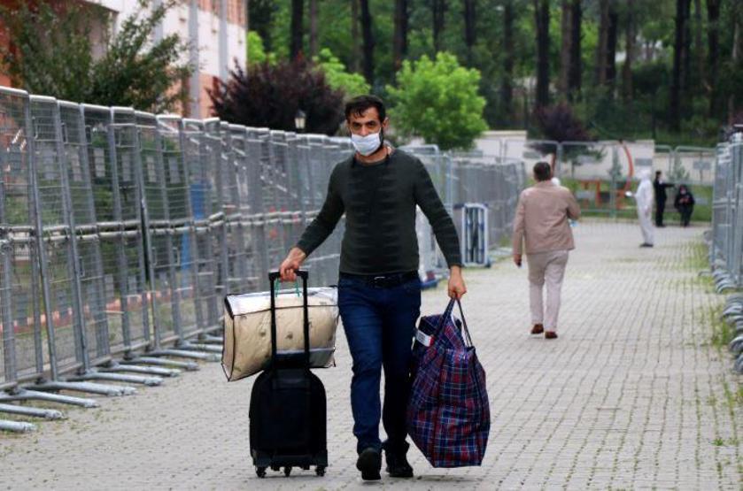 Karantinadan çıkan küçük Şura babasına koştu