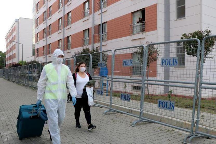 Karantinadan çıkan küçük Şura babasına koştu