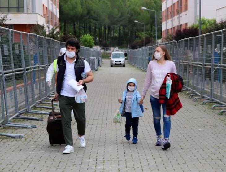 Karantinadan çıkan küçük Şura babasına koştu