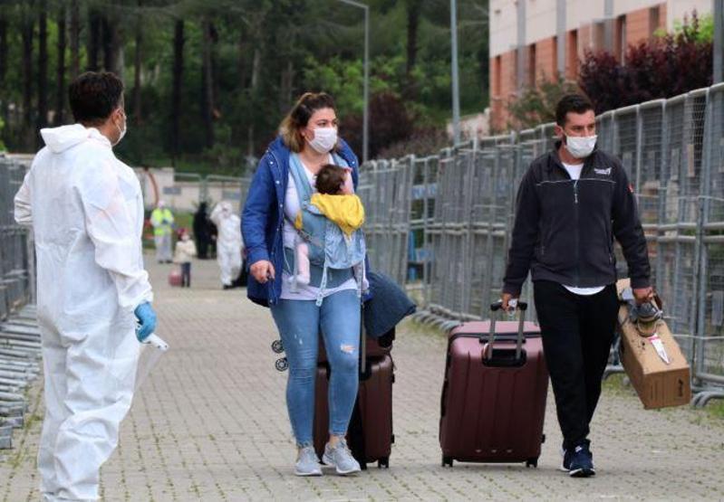 Karantinadan çıkan küçük Şura babasına koştu