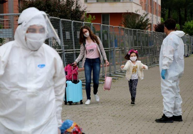 Karantinadan çıkan küçük Şura babasına koştu