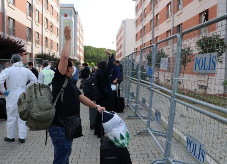 Karantinadan çıkan küçük Şura babasına koştu