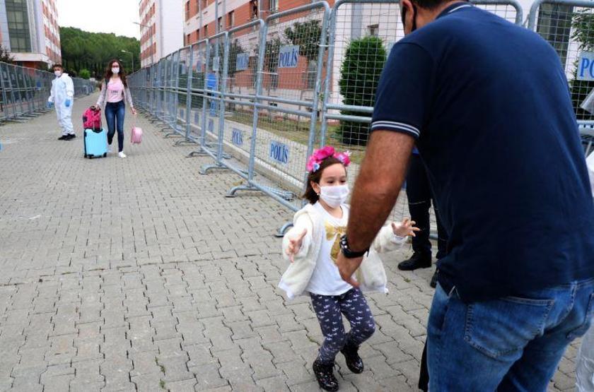 Karantinadan çıkan küçük Şura babasına koştu