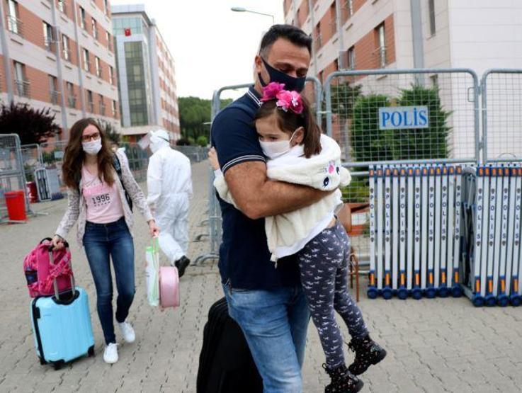 Karantinadan çıkan küçük Şura babasına koştu