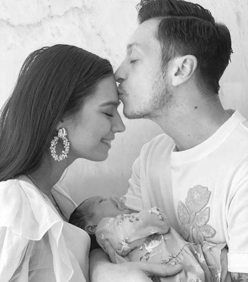 Amine Gülşe minik kızına seslendi: Bir minik gülüşüne ölürüm