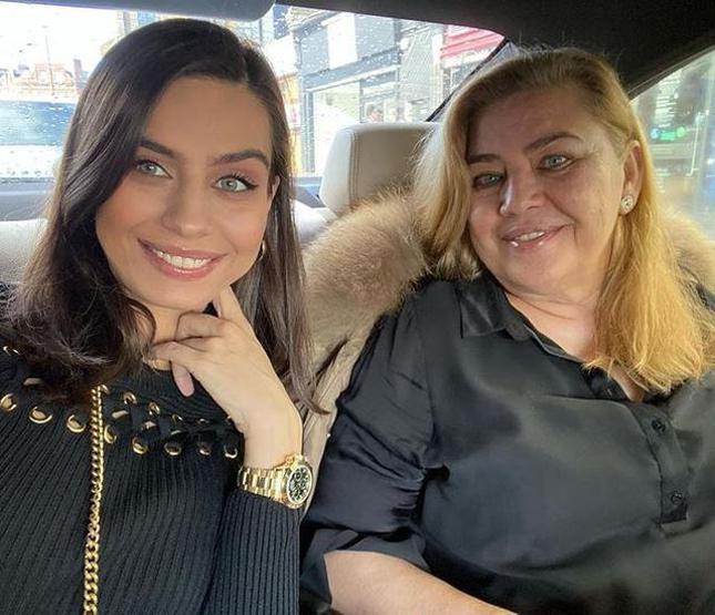 Amine Gülşe minik kızına seslendi: Bir minik gülüşüne ölürüm