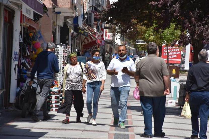 Edirnede vatandaşlar sokaklara akın etti