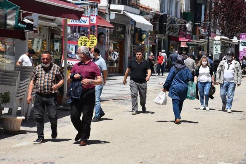 Edirnede vatandaşlar sokaklara akın etti