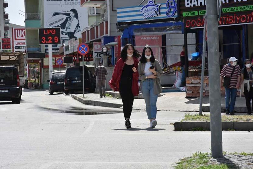 15-20 yaş arasındaki gençlere 4 saatlik sokağa çıkma izni