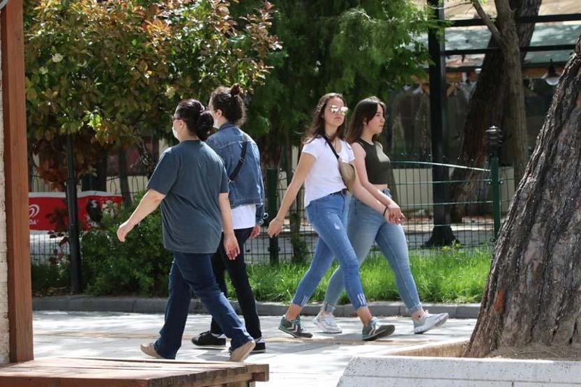 15-20 yaş arasındaki gençlere 4 saatlik sokağa çıkma izni
