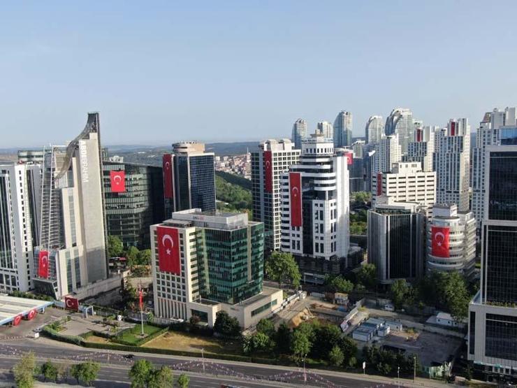 Gökdelenler kırmızı beyaza büründü