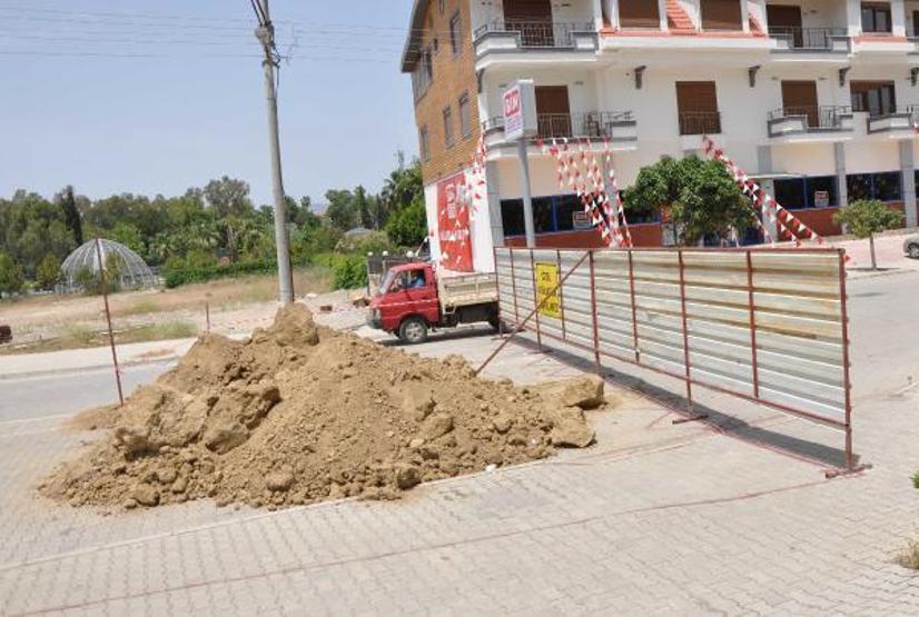 İmar sorununun çözülmediği gerekçesiyle mahalle yolunu bariyerle kapattı