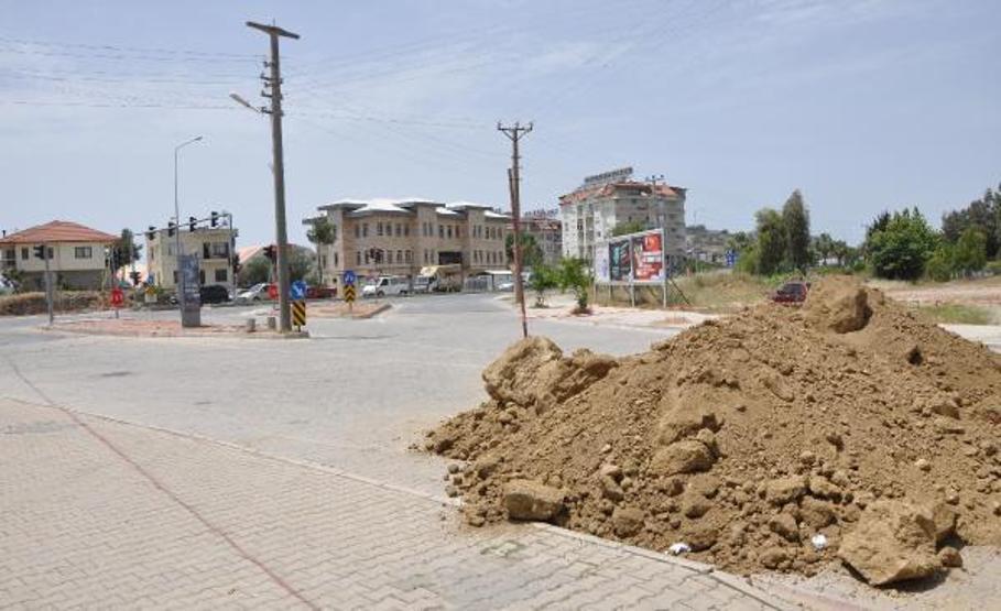 İmar sorununun çözülmediği gerekçesiyle mahalle yolunu bariyerle kapattı