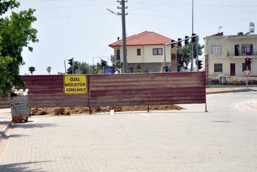 İmar sorununun çözülmediği gerekçesiyle mahalle yolunu bariyerle kapattı