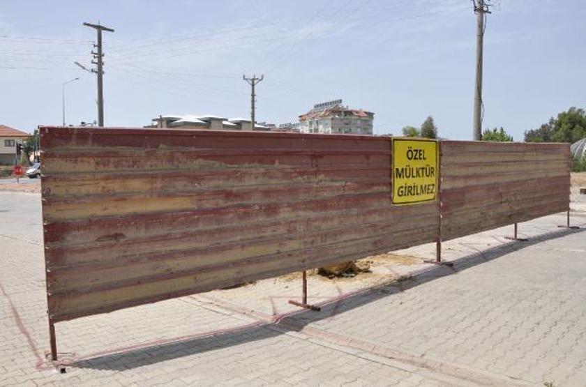 İmar sorununun çözülmediği gerekçesiyle mahalle yolunu bariyerle kapattı