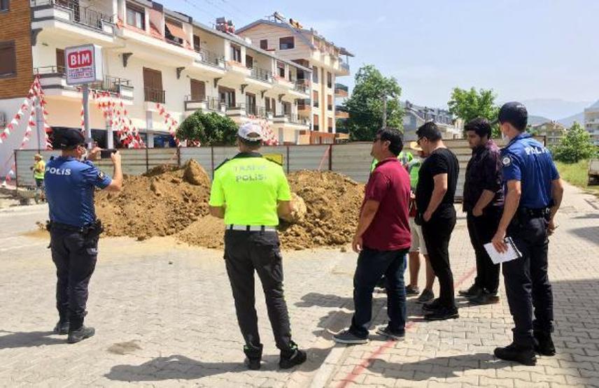 İmar sorununun çözülmediği gerekçesiyle mahalle yolunu bariyerle kapattı