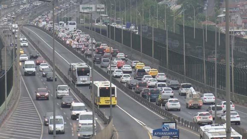 İstanbulda trafik durma noktasına geldi