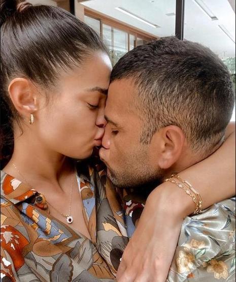 Dani Alves eşiyle böyle kutlama yaptı