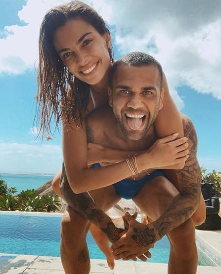 Dani Alves eşiyle böyle kutlama yaptı