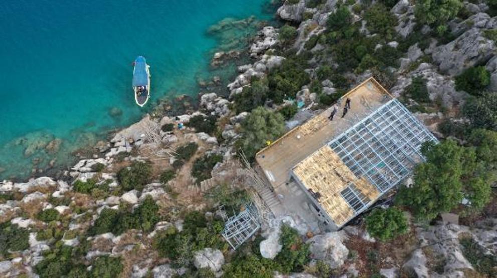 Kaçak villa sahibi tarafından sökülüyor