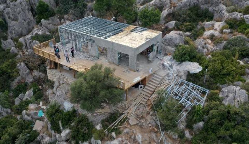 Kaçak villa sahibi tarafından sökülüyor