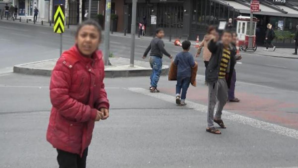 Sokağa çıkma kısıtlamasında cam silen çocuklar kameralara yansıdı