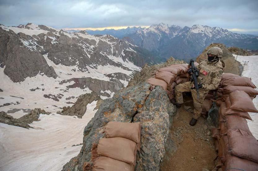 Mehmetçik, İkiyaka Dağlarında teröristlere nefes aldırmıyor