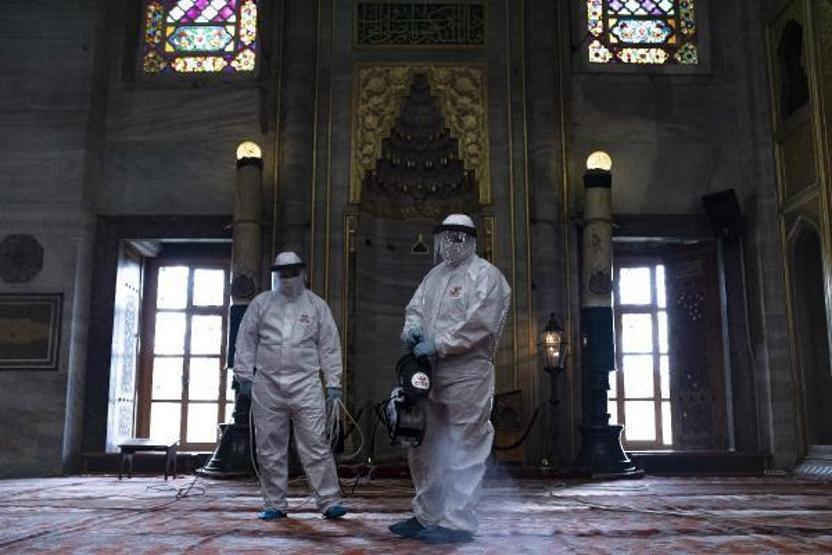 Sultanahmet Camii ilk Cuma namazı için dezenfekte edildi