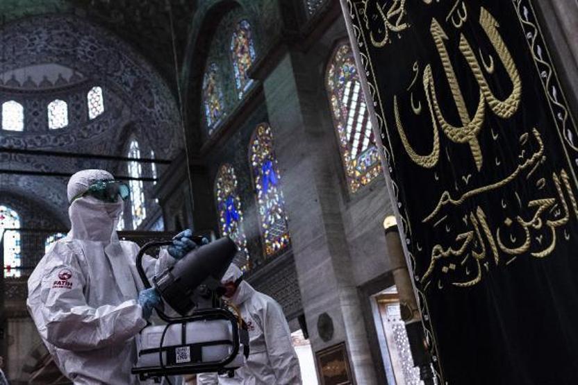 Sultanahmet Camii ilk Cuma namazı için dezenfekte edildi