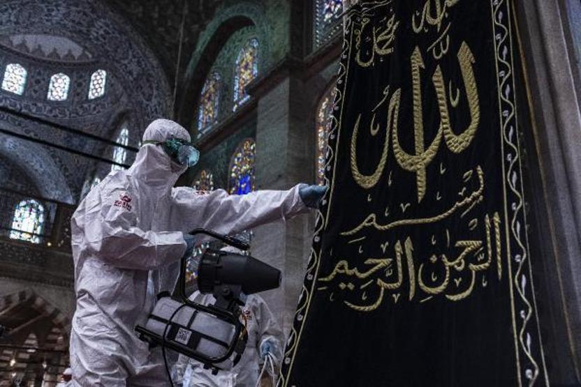 Sultanahmet Camii ilk Cuma namazı için dezenfekte edildi