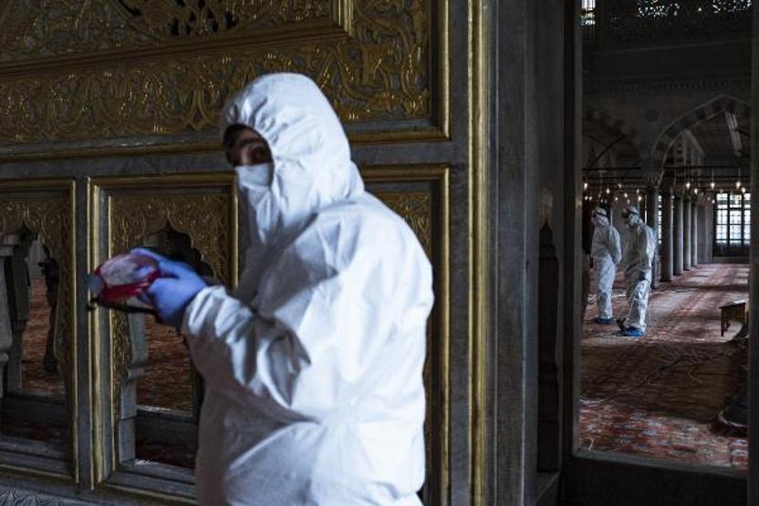 Sultanahmet Camii ilk Cuma namazı için dezenfekte edildi