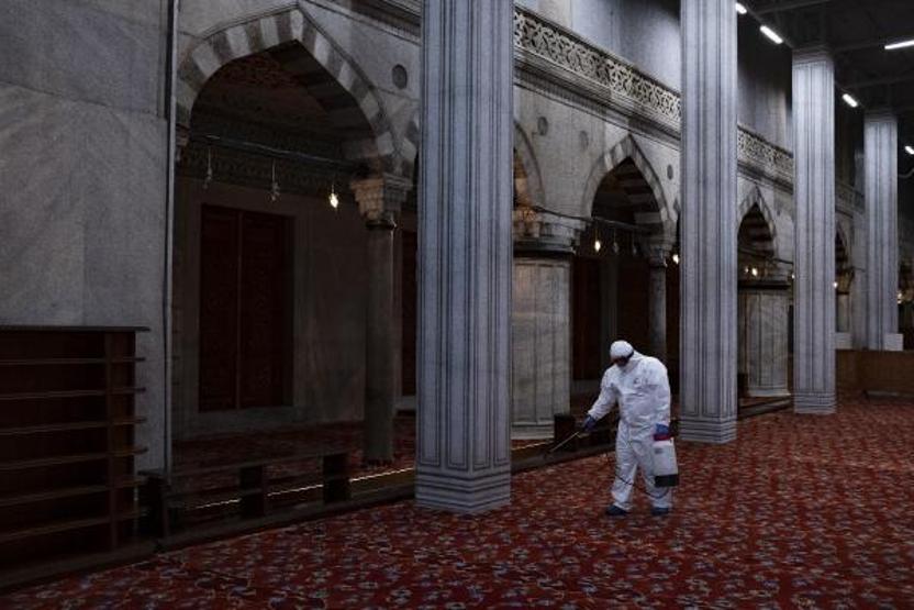 Sultanahmet Camii ilk Cuma namazı için dezenfekte edildi