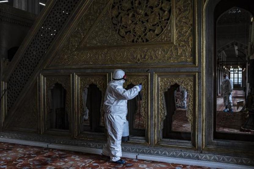Sultanahmet Camii ilk Cuma namazı için dezenfekte edildi