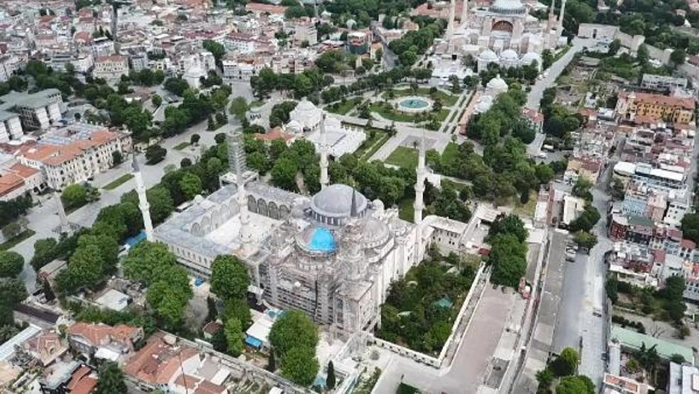 Sultanahmet Camii ilk Cuma namazı için dezenfekte edildi