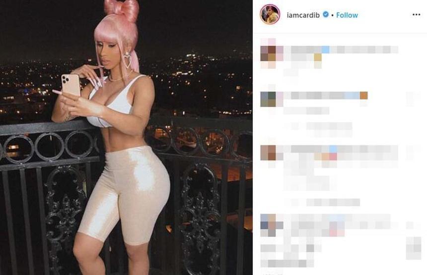 Cardi B yeni dövmesiyle şov yaptı