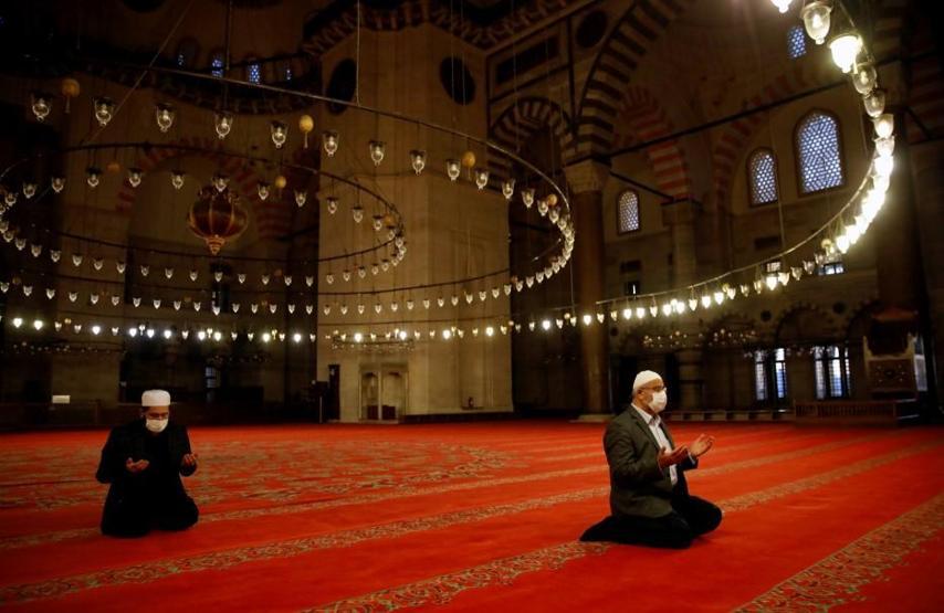 Camilerde yeni dönem: Evde abdest al, camiye maskesiz girme
