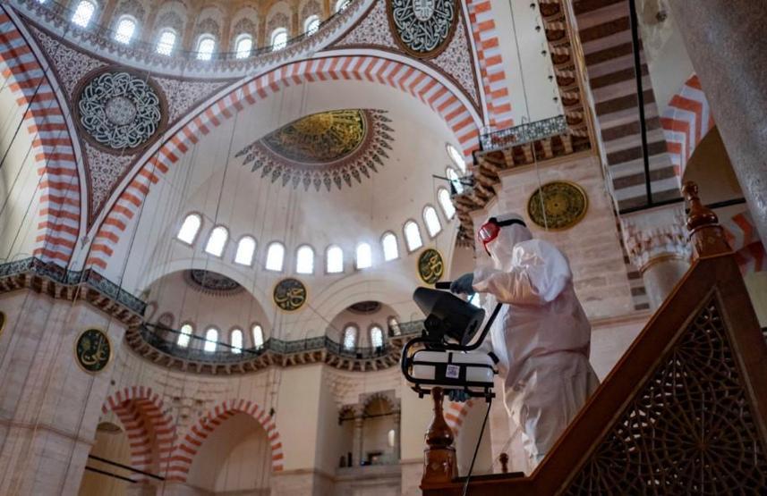 Camilerde yeni dönem: Evde abdest al, camiye maskesiz girme