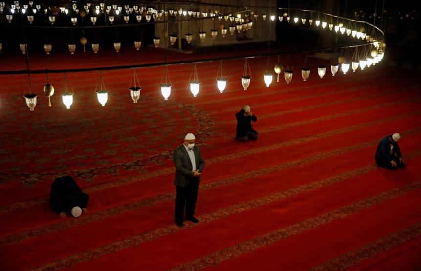 Camilerde yeni dönem: Evde abdest al, camiye maskesiz girme
