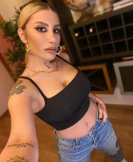 İrem Dericiye canlı yayında para yağdı