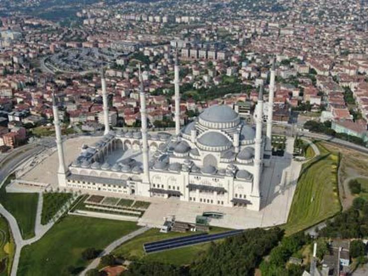 Çamlıca Camii Cuma namazına hazırlanıyor